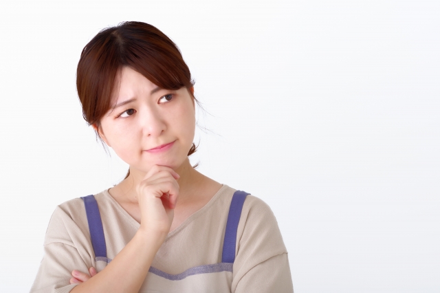 悩む保育士の女性